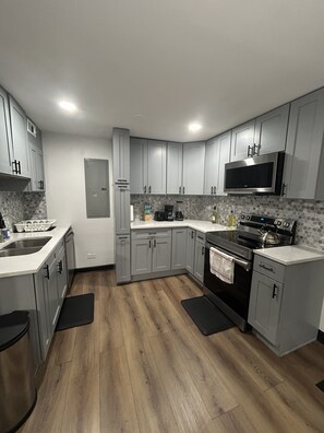 Private kitchen - 3BR Sleeps 12, 9 Parking Spots, 20 Min to O’Hare (Addison)