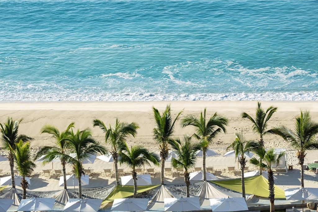 Plage, chaises longues, serviettes de plage