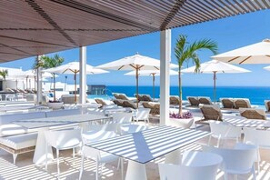 Outdoor dining - Luxe JR Suite, Oceanfront Garza Blanca Los Cabos (Cabo San Lucas)