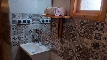 Quarto casal superior, vista para a colina | Banheiro