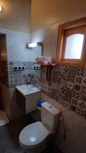 Superior-dobbeltværelse - bakkeudsigt | Badeværelse