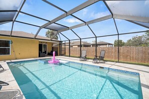 Utomhuspool och uppvärmd pool