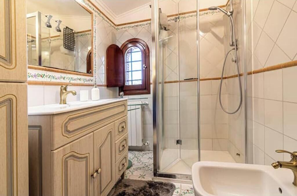 Douche, sèche-cheveux, bidet, serviettes fournies