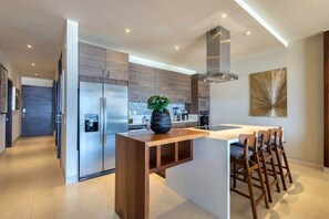 Fridge, microwave, oven, stovetop - Casa Oasis - Upscale 3B/3B condo (Cabo San Lucas)