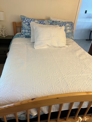 Room - Location Location .. Waterfront home boat house boat slips panoramic views (Sanbornton)