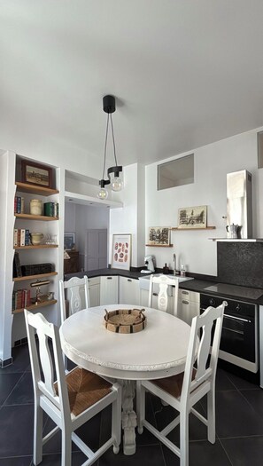 Dining - Apartment in the heart of the old town with balcony near the Sorgue river (L'Isle-sur-la-Sorgue)