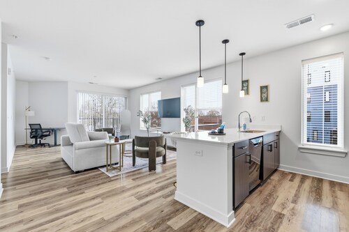 Stylish 1BR Retreat w Gym, Parking & Workspace