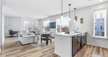 Stylish 1BR Retreat w Gym, Parking & Workspace