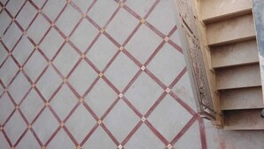 A tiled wall with a diamond pattern and a set of stairs. - Pleasant family stay in a superb villa (Tassoultante Marrakech)