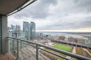 Comfort Apartment, Balcony, Lake View | Property grounds - Elevate Stays Toronto (Toronto)
