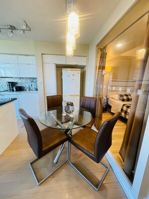 Deluxe Suite, Balcony, City View | Dining - Elevate Stays Toronto (Toronto)