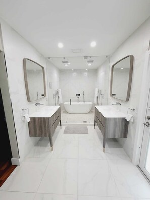 Shower, jetted bath, hair dryer, bidet - Maison champagne miami (Miami)