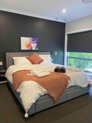 5 bedrooms, iron/ironing board, WiFi, bed sheets - The Medway, Modern & Space-ous! (Medway)