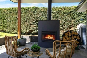Terrace/patio - The Medway, Modern & Space-ous! (Medway)