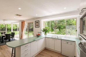Unclassified image, 4 of 26, button - Linden Guesthouse Bowral, Near Botanic Gardens. (Bowral)