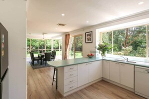 Unclassified image, 2 of 26, button - Linden Guesthouse Bowral, Near Botanic Gardens. (Bowral)