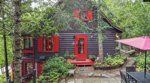 Outdoor dining - Rare Lakefront Chalet, Mont Tremblant (La Conception)