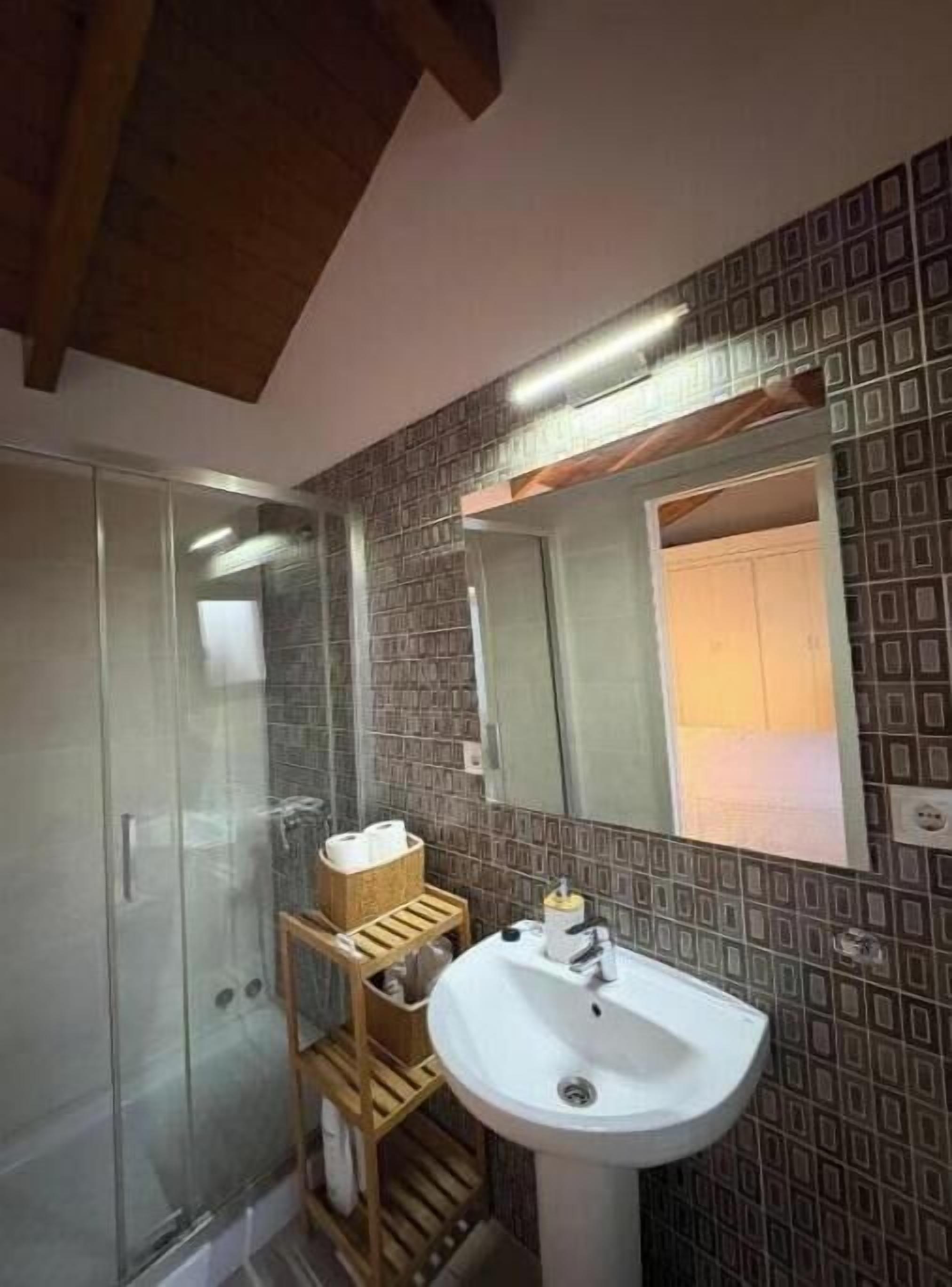 Douche, sèche-cheveux, serviettes fournies, papier toilette