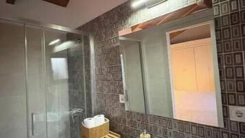 Douche, sĂšche-cheveux, serviettes fournies, papier toilette