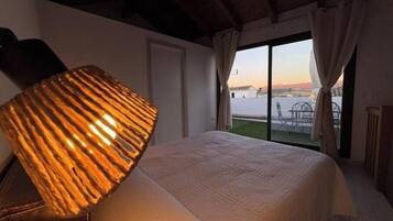 3 slaapkamers, een strijkplank/strijkijzer, gratis wifi, beddengoed