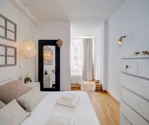 1 habitación, tabla de planchar con plancha, wifi gratis y ropa de cama 