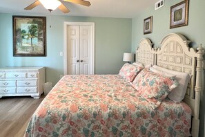 3 bedrooms, iron/ironing board, bed sheets - Gorgeous 3-bedroom penthouse-shared oceanview roof top pool. 1 block from ocean (Tybee Island)