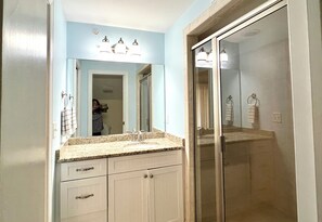 Shower, hair dryer, towels, toilet paper - Gorgeous 3-bedroom penthouse-shared oceanview roof top pool. 1 block from ocean (Tybee Island)