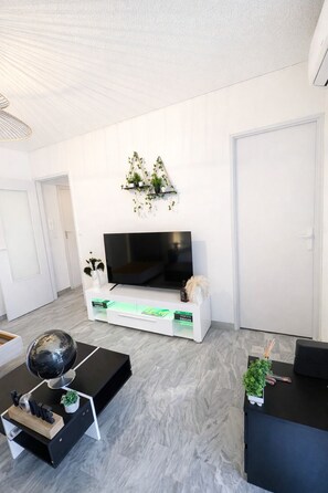 Living area - Apartment with swimming pool, janitor and parking space (Mandelieu-la-Napoule)