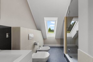 Dusche, Haartrockner, Bidet, Handtücher