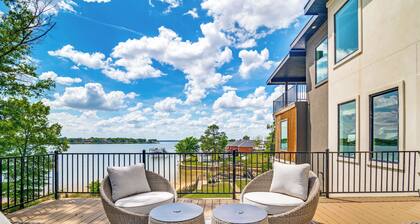 Spacious 5-bedroom house on Cedar Creek Lake with Pool, Spa, & Boat Dock