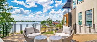 Spacious 5-bedroom house on Cedar Creek Lake with Pool, Spa, & Boat Dock