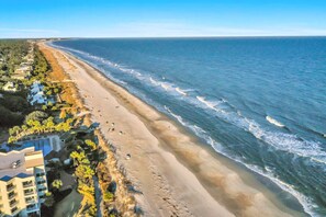 A coastal hotel with a beachfront view, a sandy beach, and a clear blue sky. - Palmetto Dunes -10 Min Walk to Beach - Golf - Pools - Bike Path (Hilton Head Island)