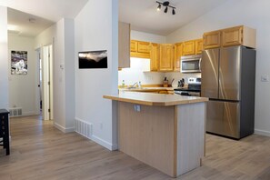 Fridge, microwave, oven, stovetop - Whitefish Adventure Condo - Glacier Life Rentals (Whitefish)