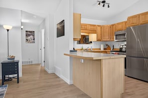Coffee/tea maker, fridge, microwave, oven - Whitefish Adventure Condo - Glacier Life Rentals (Whitefish)
