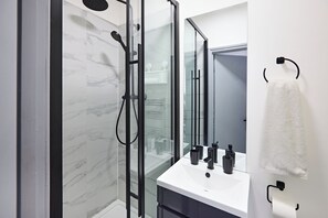Shower, towels, toilet paper - Stylish duplex flat with cosy modern feel in London Paddington. Near Hyde Park.. (London)