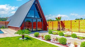 Deluxe Bungalow, Pool View | Terrace/patio