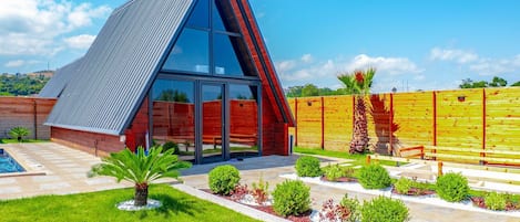 Deluxe Bungalow, Pool View | Terrace/patio