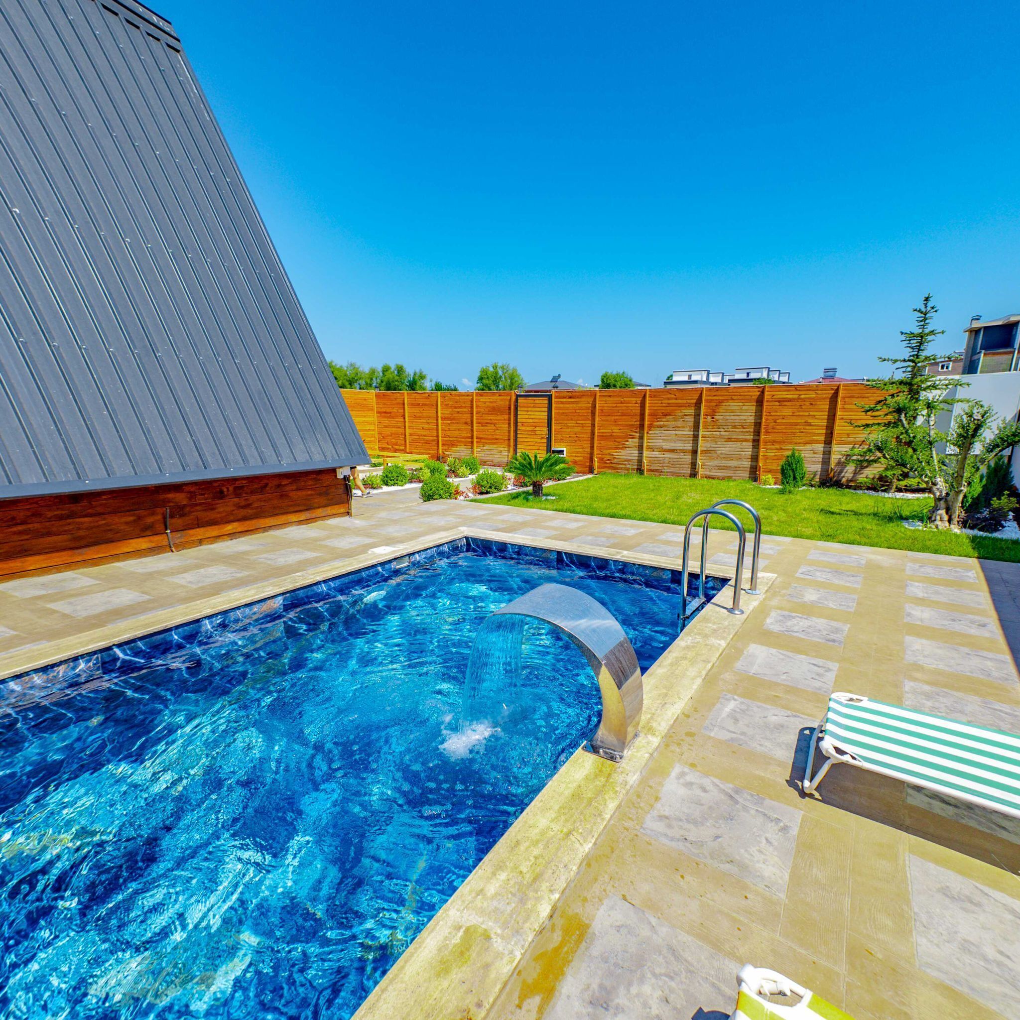 Bungalow Deluxe, vistas a la piscina | Piscina | 2 piscinas al aire libre