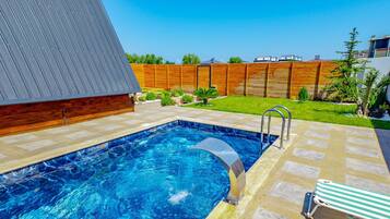 Bungalow Deluxe, vistas a la piscina | Piscina | 2 piscinas al aire libre