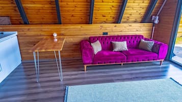 Deluxe Bungalow, Pool View | Living area