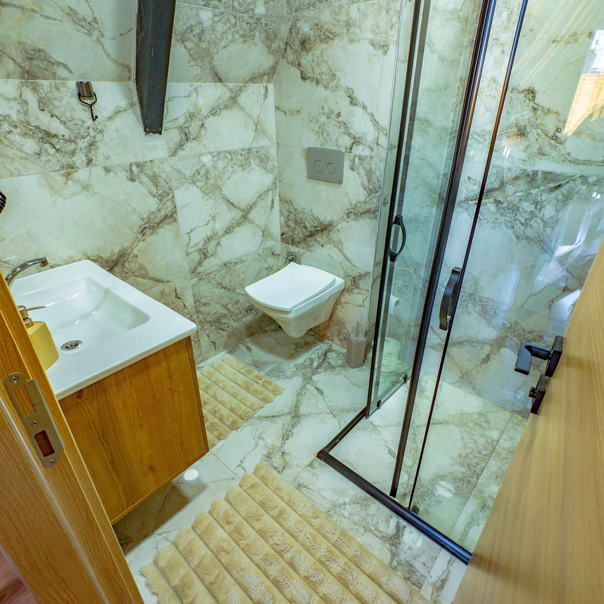 Bungalow Deluxe, vistas a la piscina | Baño | Artículos de higiene personal gratuitos, secador de pelo y toallas