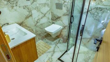 Bungalow Deluxe, vistas a la piscina | Baño | Artículos de higiene personal gratuitos, secador de pelo y toallas