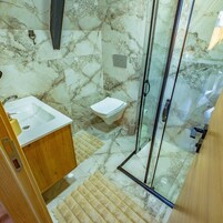 Bungalow Deluxe, vistas a la piscina | Baño | Artículos de higiene personal gratuitos, secador de pelo y toallas