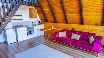 Deluxe Bungalow, Pool View | Living area