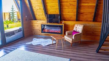 Deluxe Bungalow, Pool View | Interior