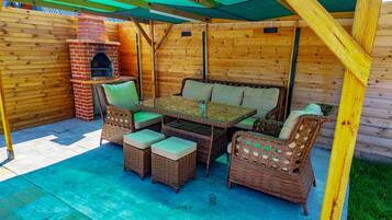 Bungalow Deluxe, vistas a la piscina | Restaurante al aire libre