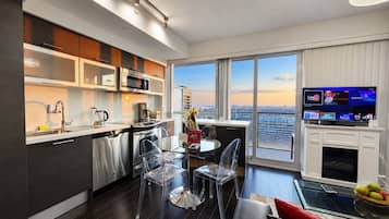 Comfort Condo, 1 Queen Bed with Sofa bed, Kitchen, City View | Private kitchen | Full-sized fridge, oven, stovetop, dishwasher