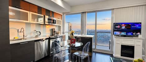 Condo Confort, 1 cama Queen size y sofá cama, cocina, vista a la ciudad | Cocina privada | Refrigerador con congelador, horno, parrilla de estufa y lavavajillas
