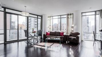 Condo Confort, vista a la ciudad | Área de sala de estar