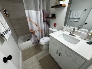 Hair dryer, towels, soap, toilet paper - La Casita Mall of Millenia Orlando (Orlando)